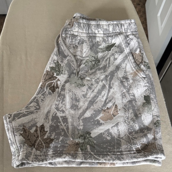 Abercrombie & Fitch Camouflage Fleece Shorts - Large - Picture 2 of 5